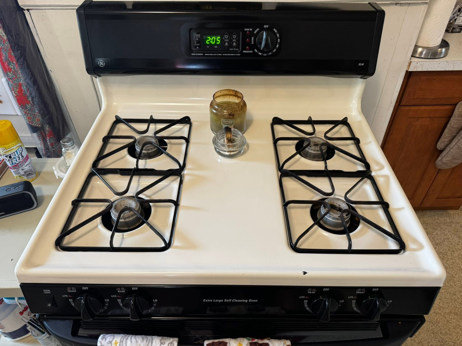 White kitchen stove after a professional detail cleaning